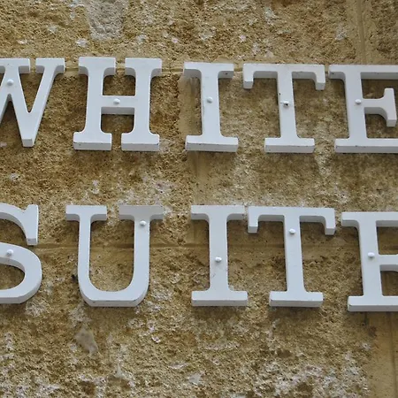 White Bed and Breakfast Λέτσε