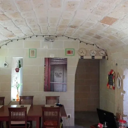 White Bed and Breakfast Λέτσε
